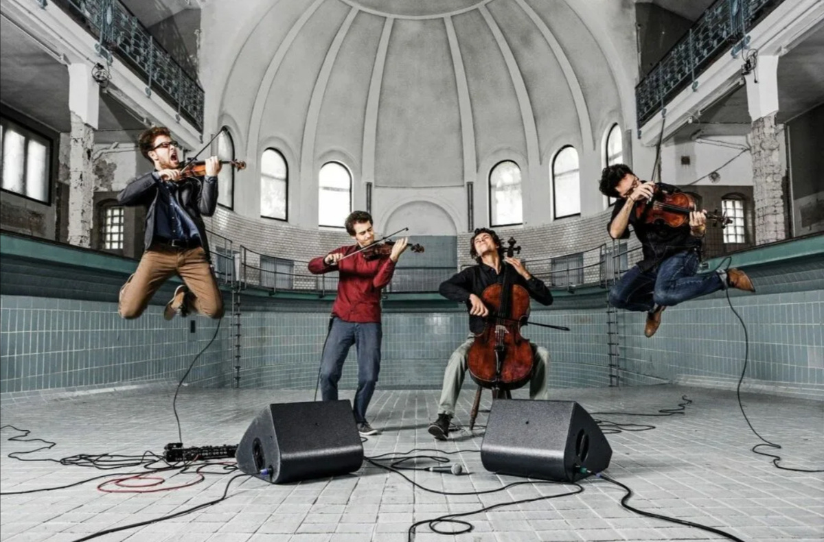 Невозможно говорить о современной музыке без учёта технологий. Изобретение граммофона, магнитофона, компьютера, синтезаторов, MIDI, DAW, цифровых аудиоформатов и, наконец, нейросетей — всё это открывало новые горизонты для звукового творчества.

Сегодня каждый обладатель ноутбука и пары наушников может создавать музыку уровня мировых сцен. Но при этом технологичность — не гарантия современности. Главное — как эти технологии используются, какие смыслы за ними стоят.