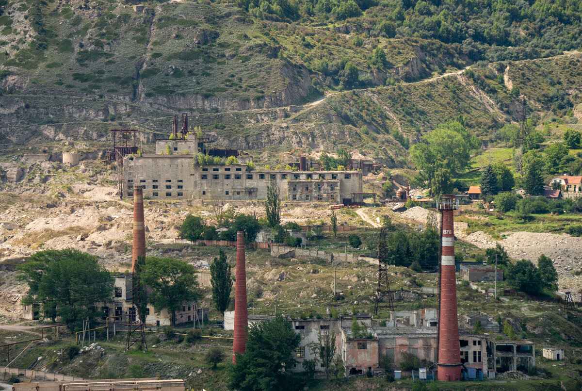 © Дмитрий Штайнер / Wikimedia Commons / CC BY-SA 4.0 (Разрушенные постройки Тырныаузского горно-обогатительного комбината)