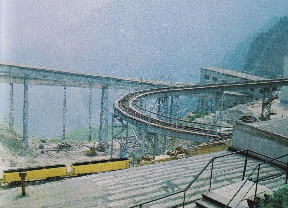 © Внешторгиздат / Wikimedia Commons / CC BY-SA 4.0 (Промышленная площадка рудника «Молибден», 1989 г.)