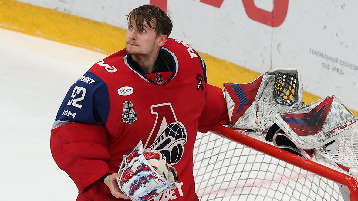    Голкипер «Локомотива» Даниил Исаев.Александр Федоров
