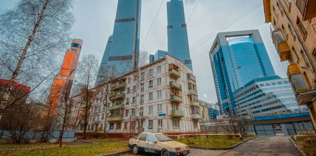 Вторичка чаще всего занята существующими семьями, а новостройки выгодны только самим застройщикам и банкам