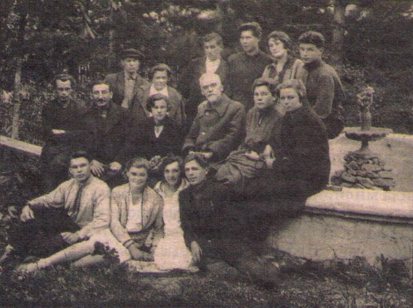 А.М. Фролов-Багреев с молодыми винодлелами, первыми выпускниками Краснодарского института спецтехкультур. 1931 год. (фото с просторов сети)