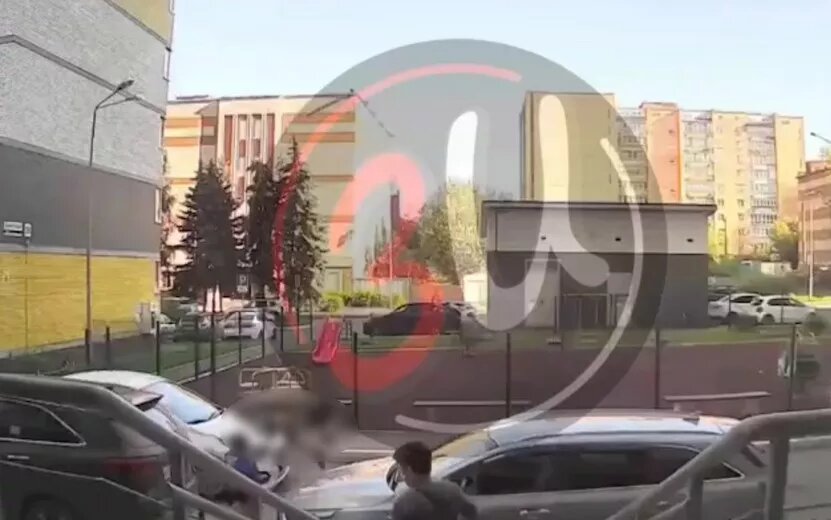   Видео: 11-летний мальчик попал под колеса авто во дворе дома в Ижевске