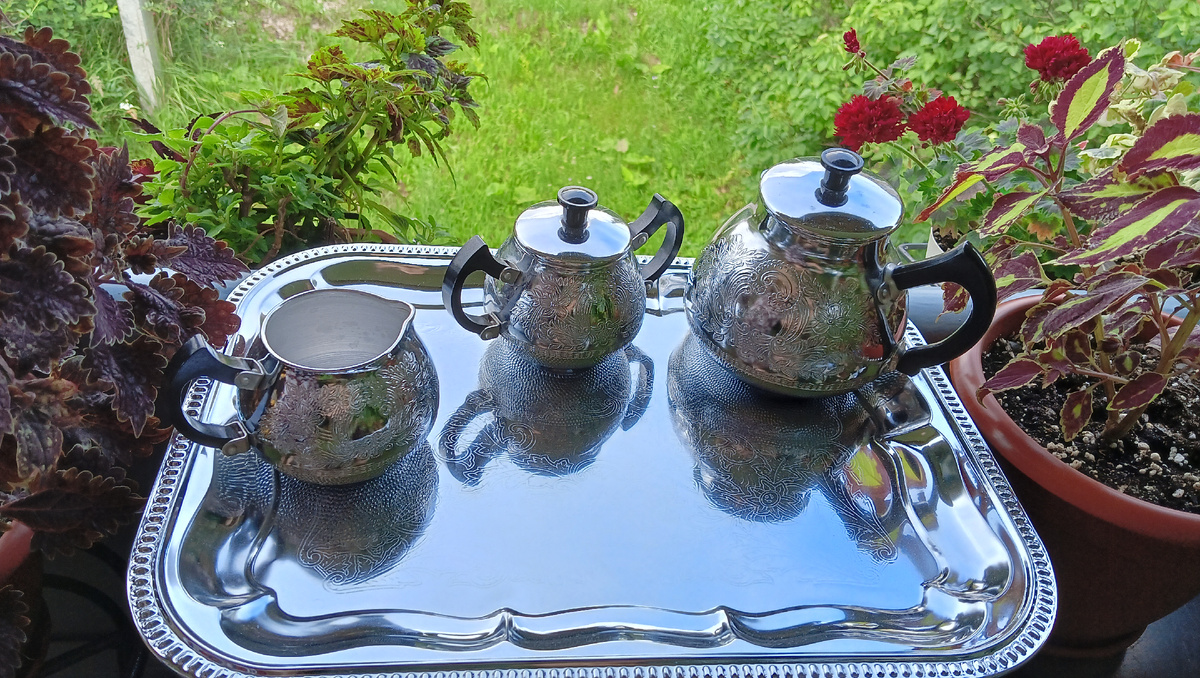 Винтажная посуда в летний день. Фото автора 