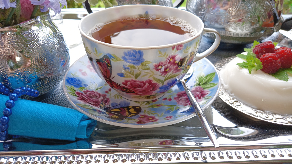 Винтажная посуда в летний день. Фото автора 