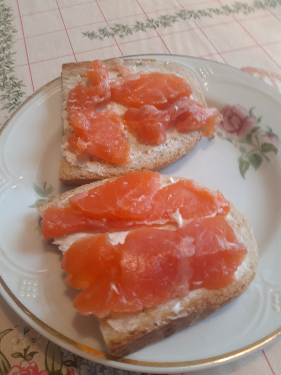 2 ломтика хлеба обжариваем на сухой сковороде с двух сторон. Затем берем творожный сыр с зеленью намазываем хлеб и сверху  выкладываем слабосоленую форель. Завтрак готов. Приятного аппетита.