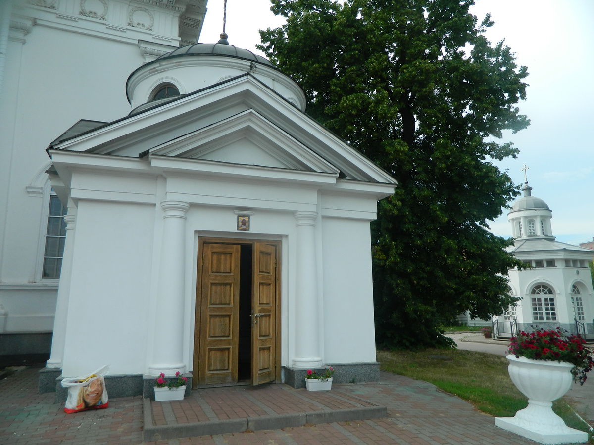Фото 1 - усыпальница владыки Николая (Кутепова), митрополита Нижегородского и Арзамасского, на территории Старо-Ярмарочного Спасо-Преображенского собора (бывшего кафедрального).