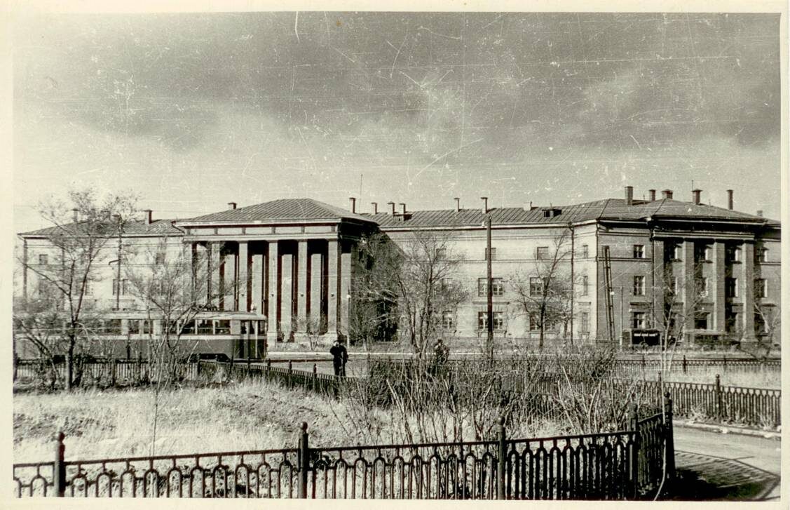 Здание центральной заводской поликлиники