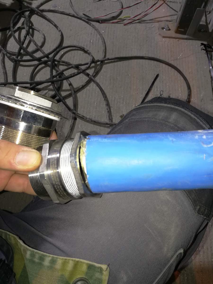 Даже с вазелином не залезет.