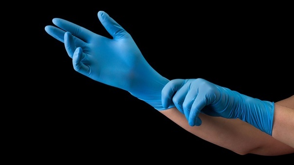 На синих перчатках хорошо видно кровь, а из-за ассоциации с врачами даёт окружающим понимание - вы знаете, что делаете.