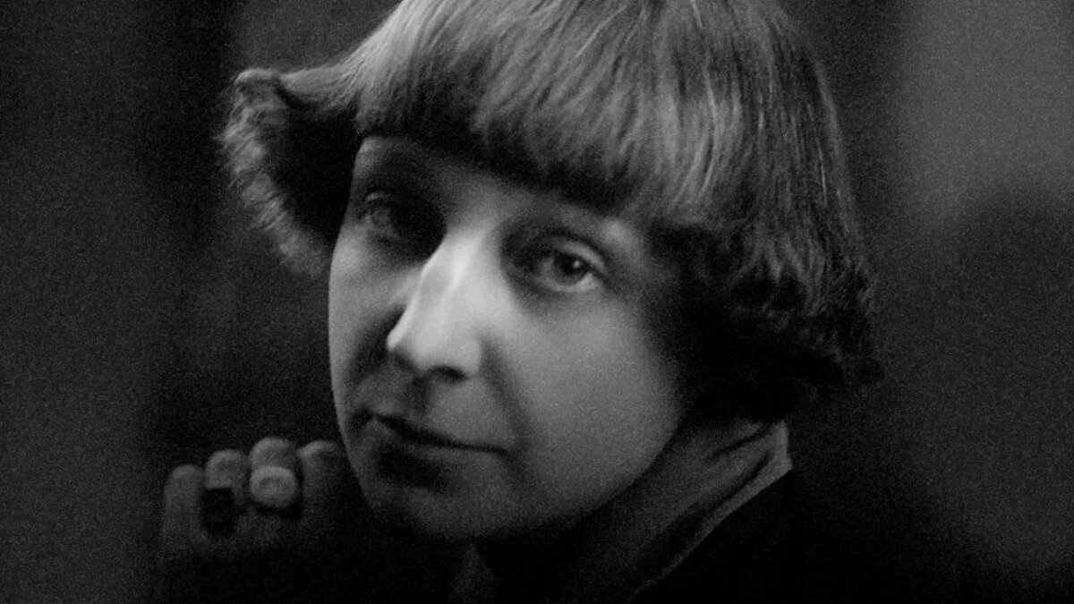 Мари́на Ива́новна Цвета́ева (26 сентября [8 октября] 1892[5], Москва, Российская империя — 31 августа 1941, Елабуга, Татарская АССР, СССР) — русская поэтесса Серебряного века, прозаик, переводчица. 