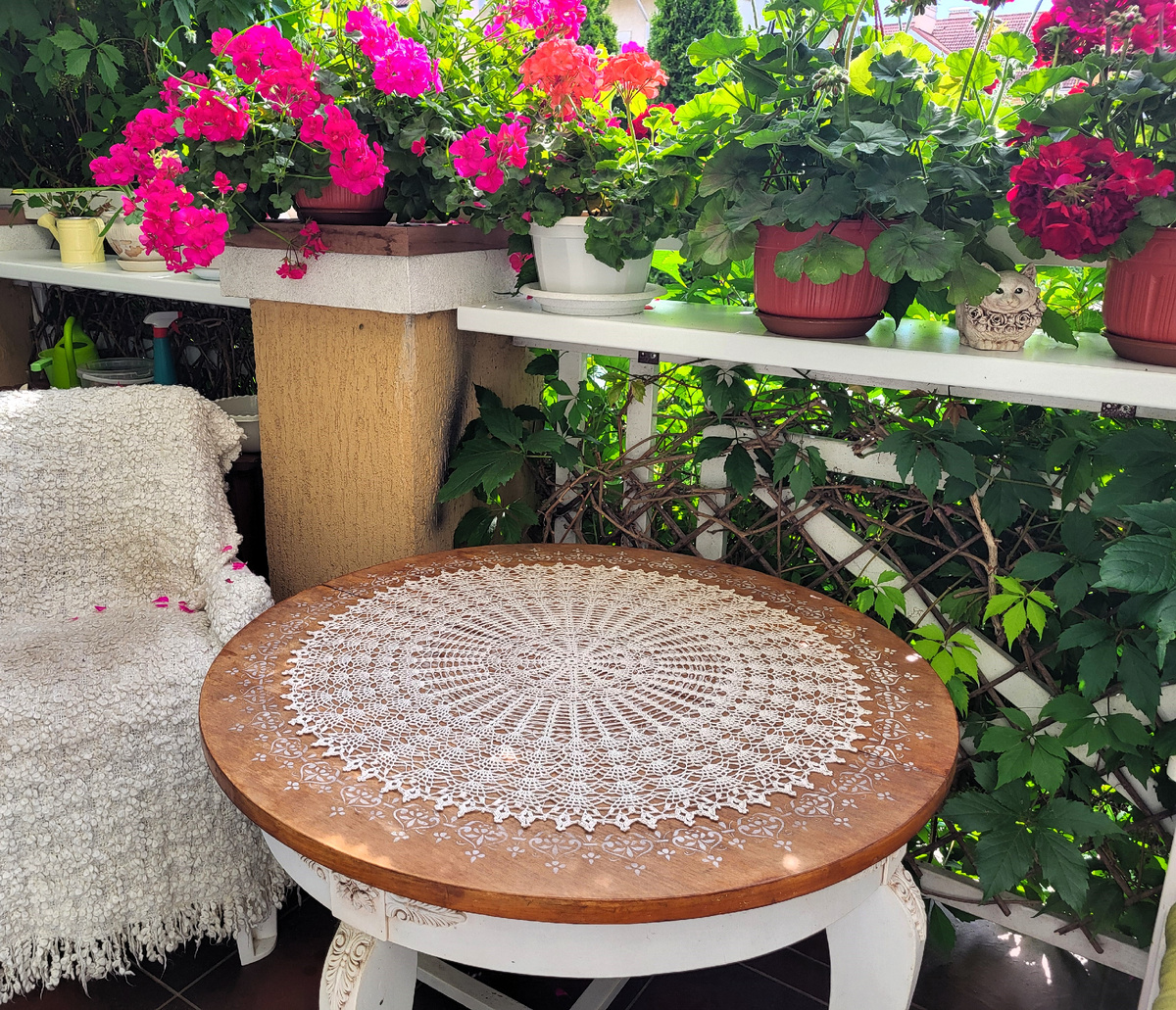 Вот так она вяглядит на столе СРЕДНЕГО размера (диаметра). Работа и фото - Ольга Сухова.