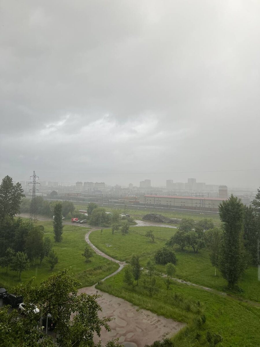 Вид из окон моей квартиры в Санкт-Петербурге. Проспект Славы, 64. Питер - лето - дожди. 07.07.2025  Из личного архива автора. 