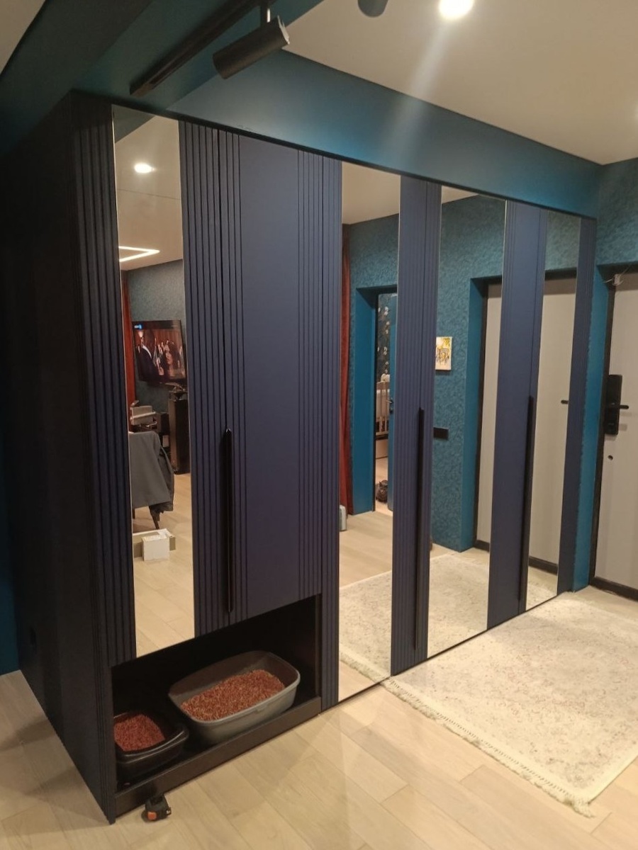 Проект МФ “Вереск”. Встроенный шкаф из коллекции Эйн с динамичной вертикальной фрезеровкой.
