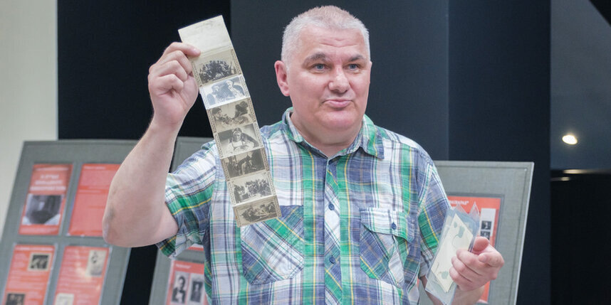    Вячеслав Кокин показывает книжку-расладушку с кадрами из фильмовАлёна Бобрович