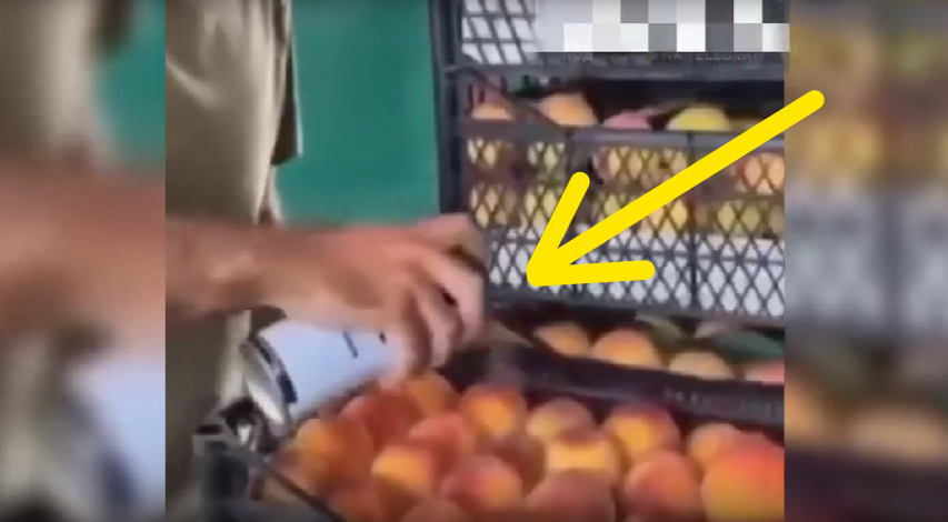 Красят персики из баллончика