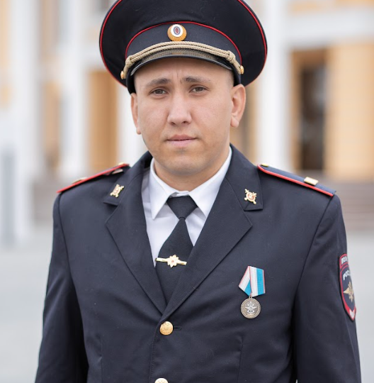 В Тюменской области сотрудник ктранспортной полиции Валерий Мастерских спас человека, который упал под тронувшийся поезд