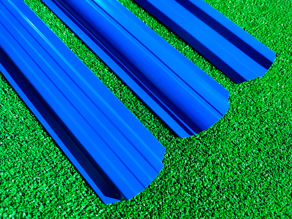 Евроштакетник. Цвет: RAL5005. Профили (слева направо): П, R и М.