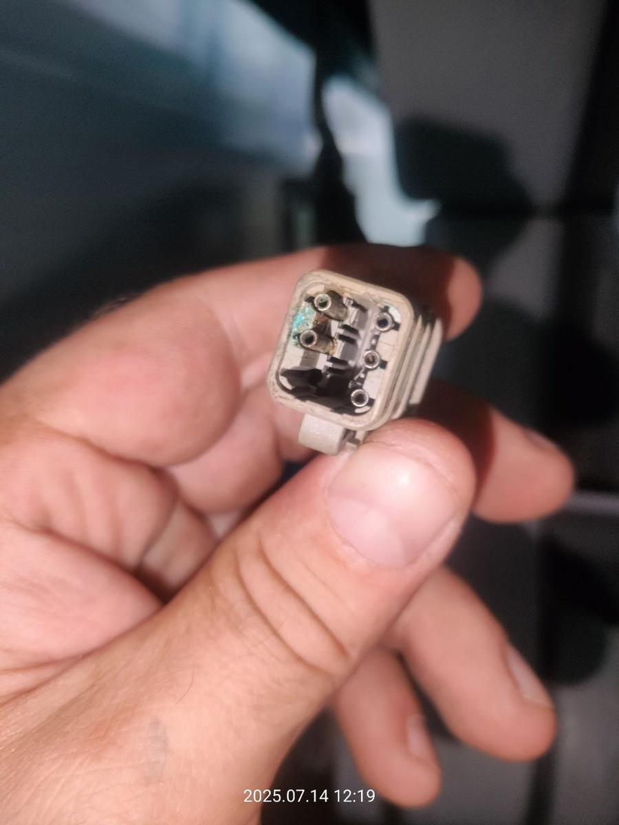 Корпус разъема с окилившимися контактами.