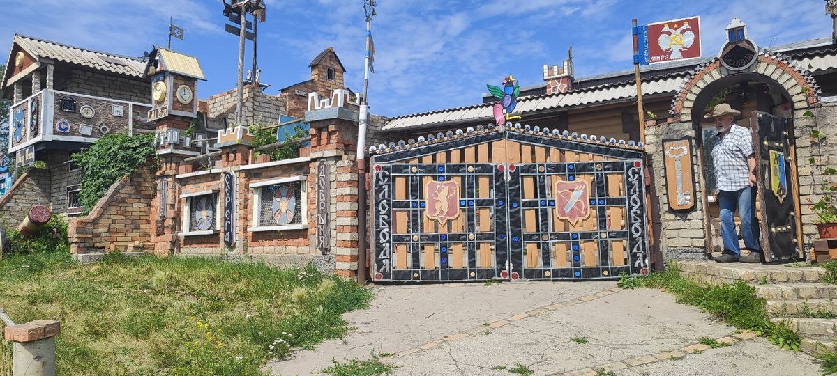     Житель Ачинска превратил свой дом в настоящую крепость с башнями и драконами