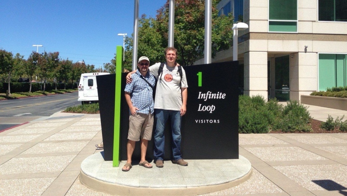 Основатели команды “Веримаг” Денис В. Ионов и Максим В. Абаляев
California, Cupertino, Infinite Loop 1, штаб квартира Apple, Inc, USA. (фото. 2013 год)