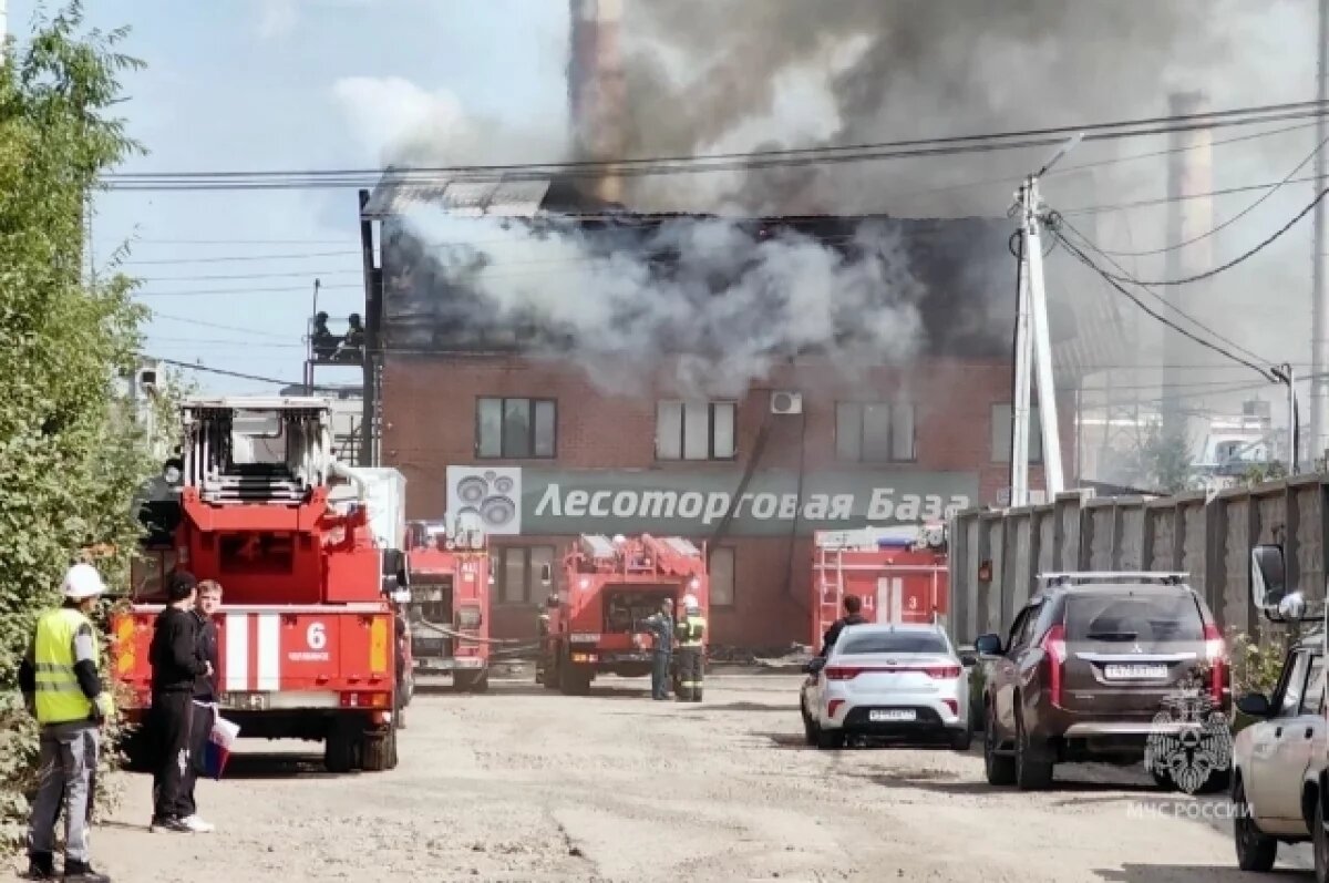    Челябинские пожарные ликвидировали пожар в офисном здании на Енисейской