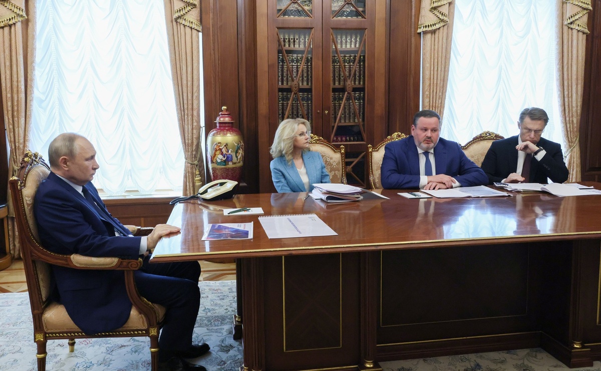 Источник: http://kremlin.ru/events/president/news/77439/photos/82272