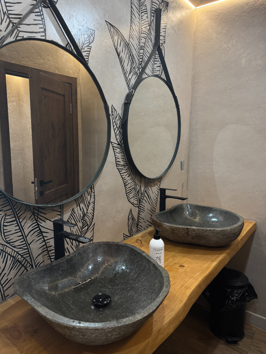 Пряитная зона для мытья рук с каменными раковинами