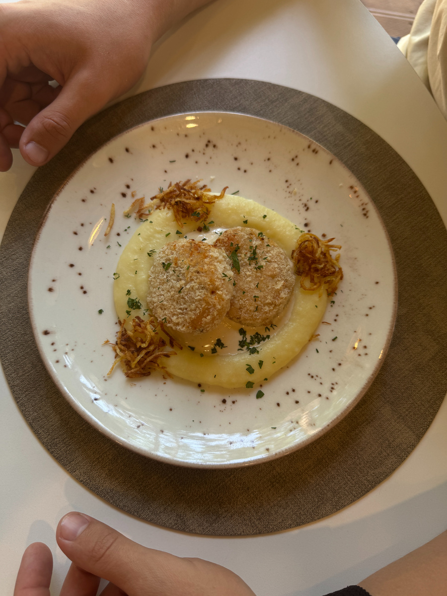 Вот так подают там блюда. Да небольшая порция, но было вкусно!