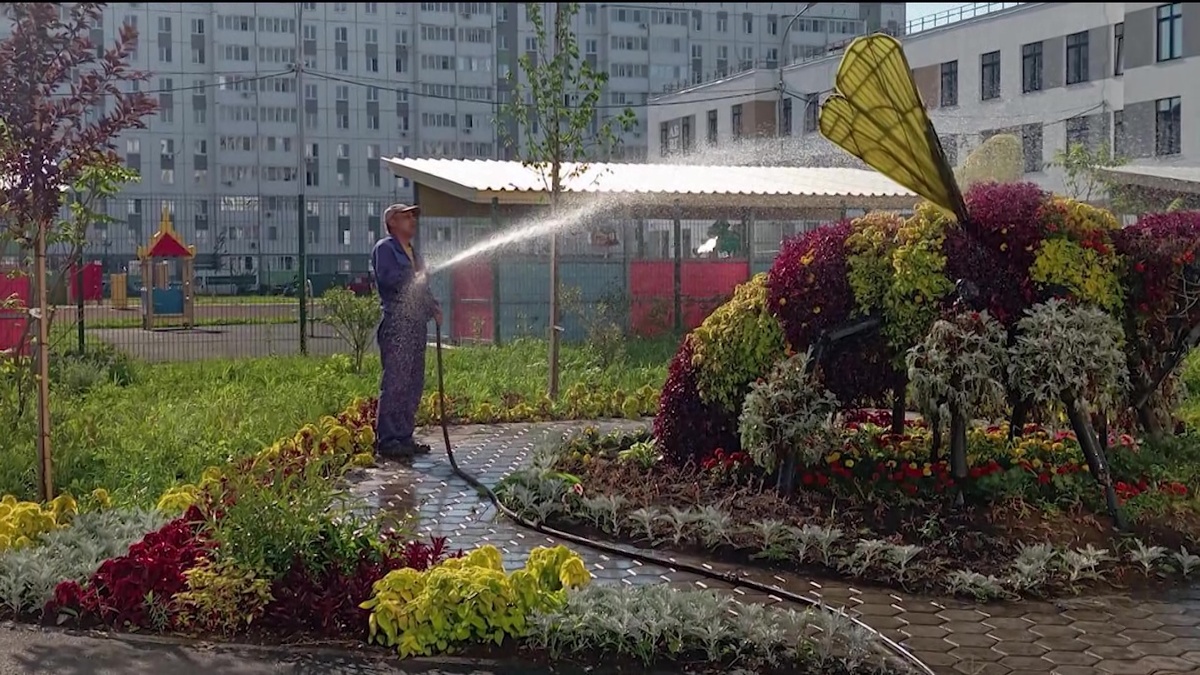    В Уфе из-за жары усилили полив улиц и клумб, а также проводят аквааэрацию