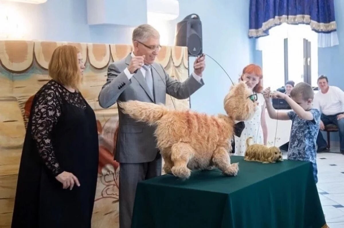    Главе региона передали Кота, того самого — «учёного», который «днём и ночью всё ходит по цепи кругом.