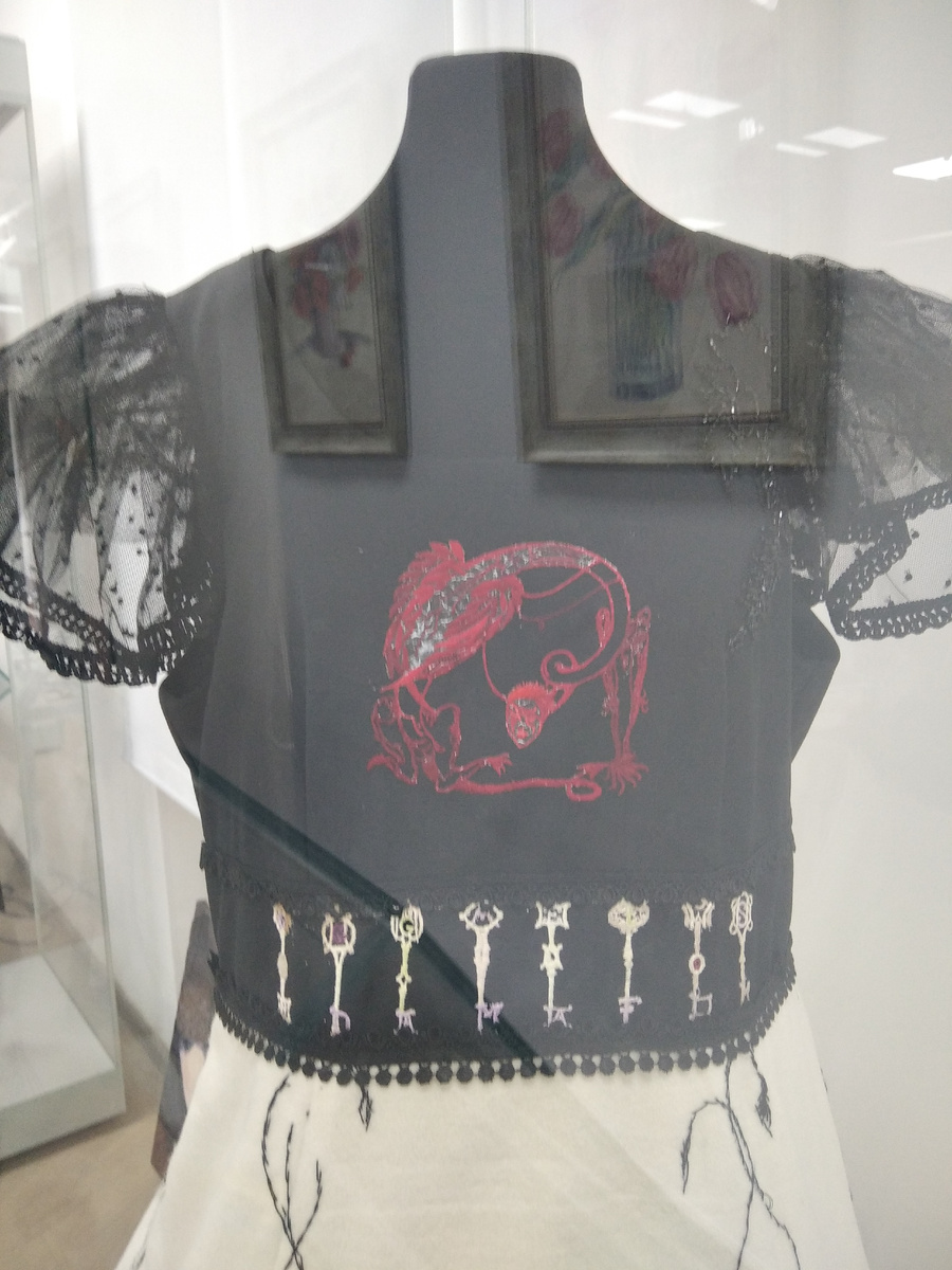 Такой костюм можно получить, побывав с экскурсией на балу в Тверском краеведческом музее; фото от 09.02.2024 принадлежит архиву автора