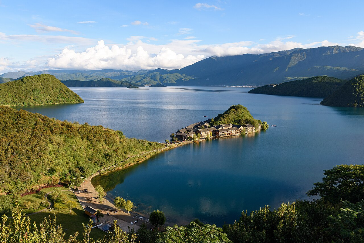 Высокогорное озеро Лугучу, жемчужина южного Китая, где живет большинство мосо