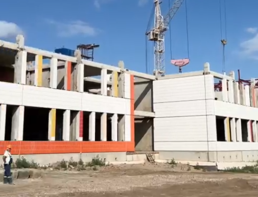     В новой школе на улице Апрельской в Красноярске строят крышу