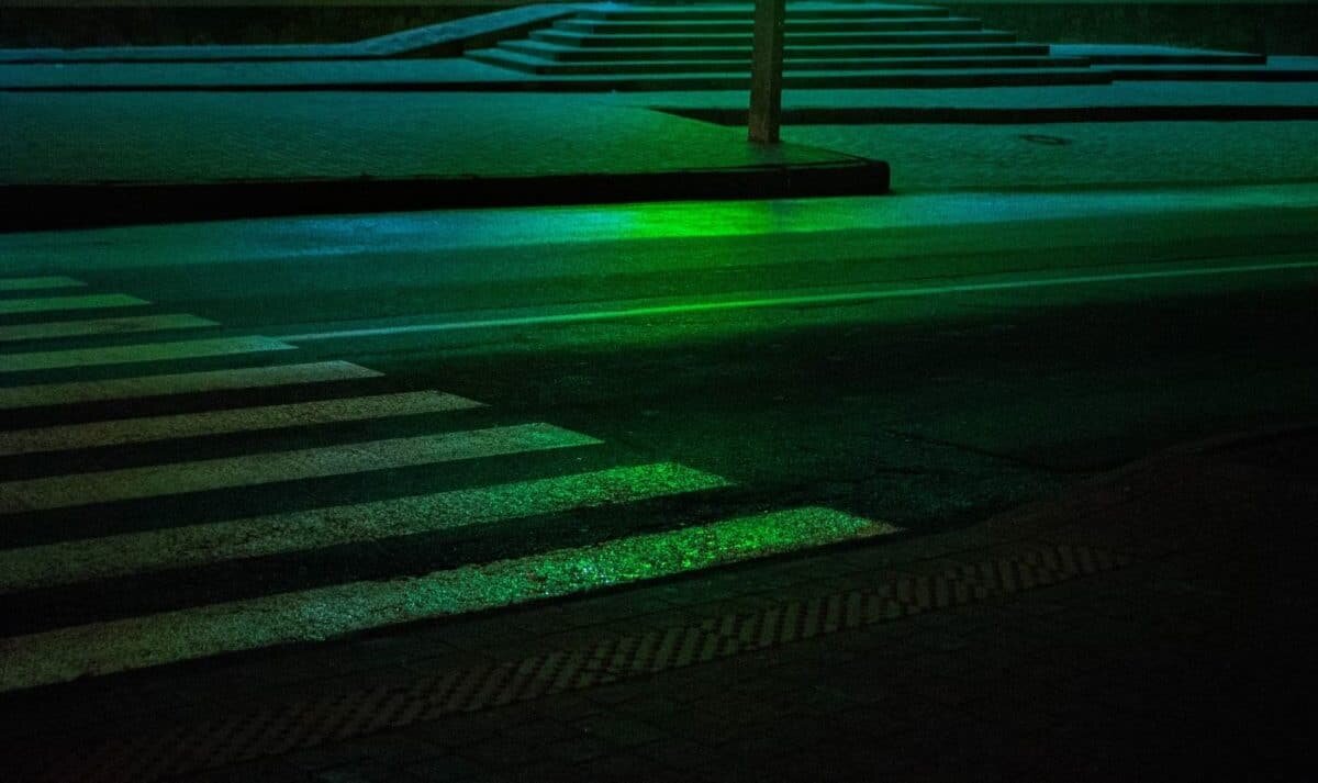    В ПНИПУ разработали долговечное покрытие для тротуаров, которое светится / © Oleksandr Tram, Unsplash