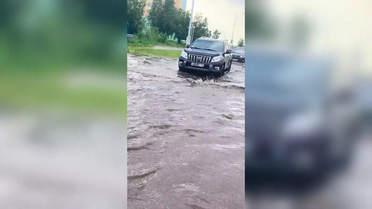    В Нижневартовске после сильного дождя забило ливнёвки