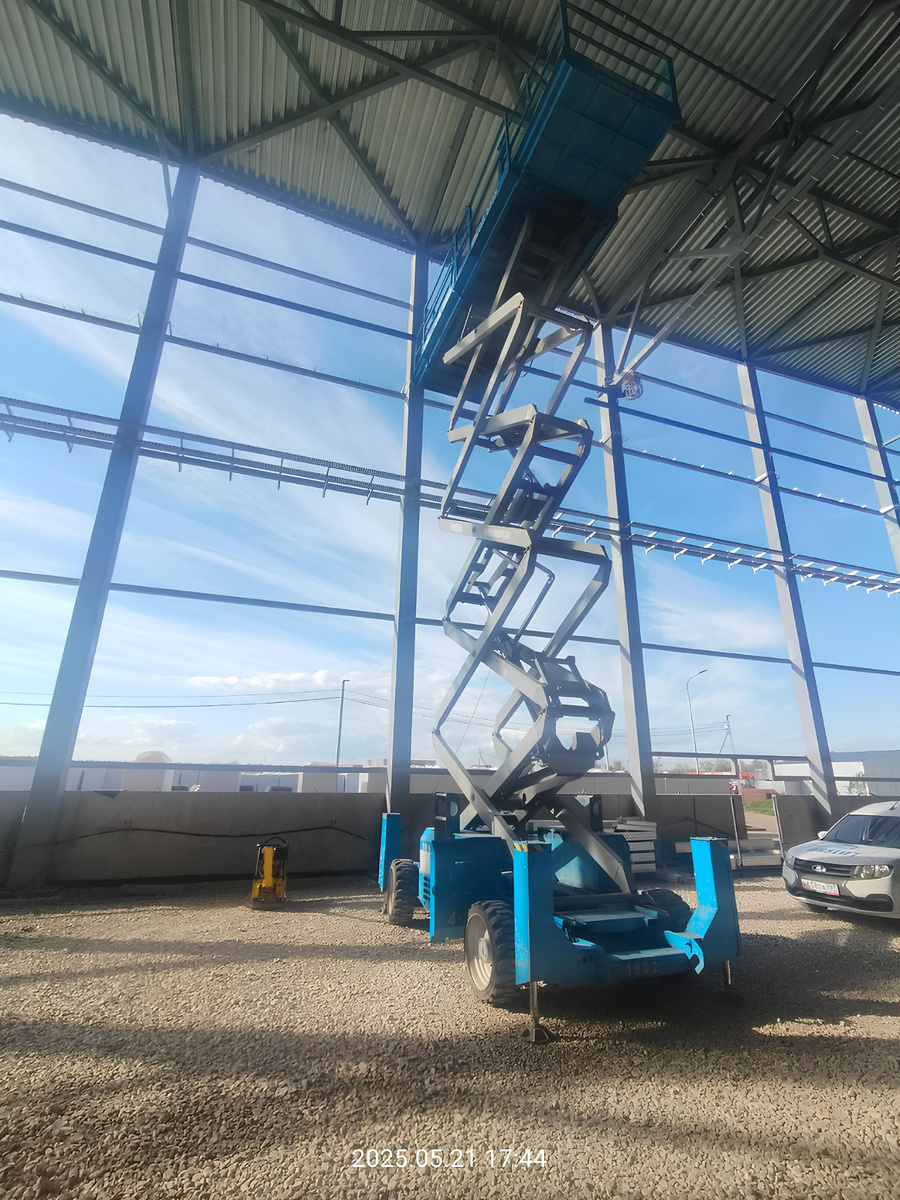 Зависший на высоте подъемник Genie 5390