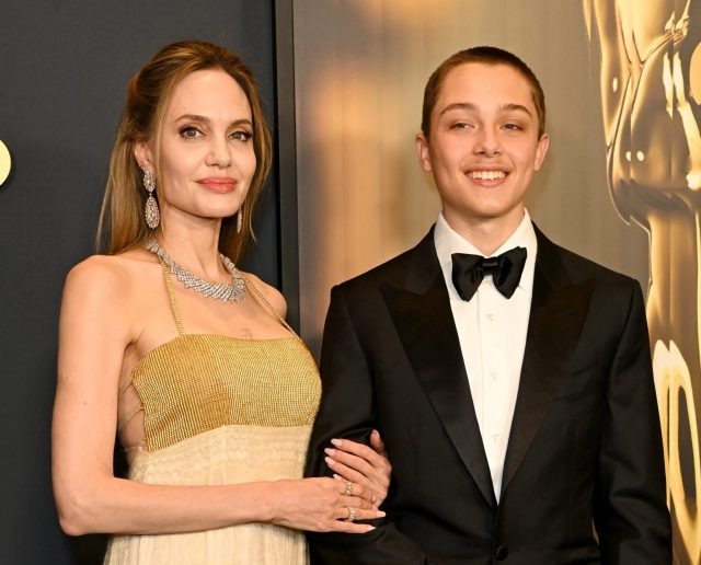    Анджелина Джоли с сыном Ноксом. Фото: Getty Images