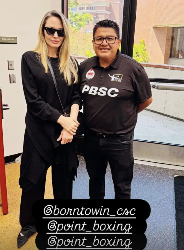    Анджелина Джоли с сотрудником школы. Фото: социальные сети