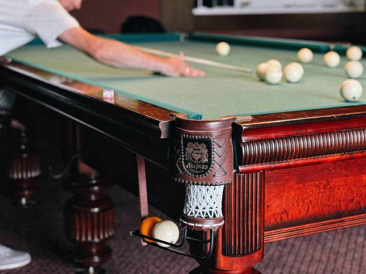 Где поиграть в бильярд в Зельве — клуб «Маркиз» в гостинице «Белый парус»