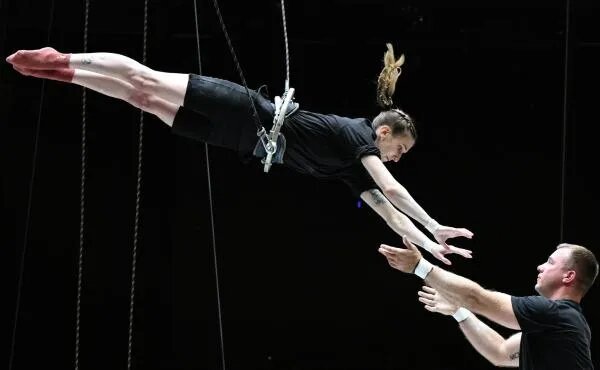 Фото: Номер «Партерный полет» на ежегодной открытой репетиции в Большом московском цирке/РИА «Новости»
