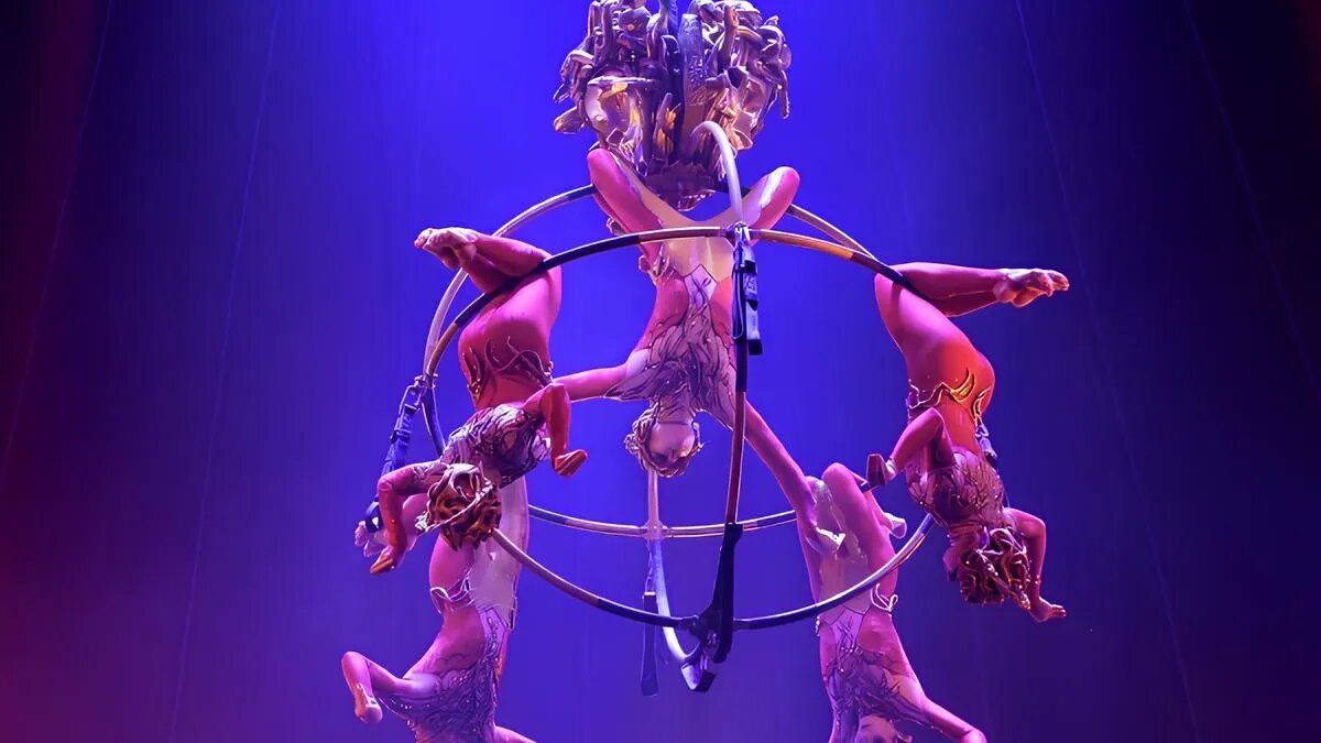 Фото: Воздушные гимнасты выступают в конкурсной программе международного фестиваля циркового искусства. Екатерина Чеснокова/РИА «Новости»