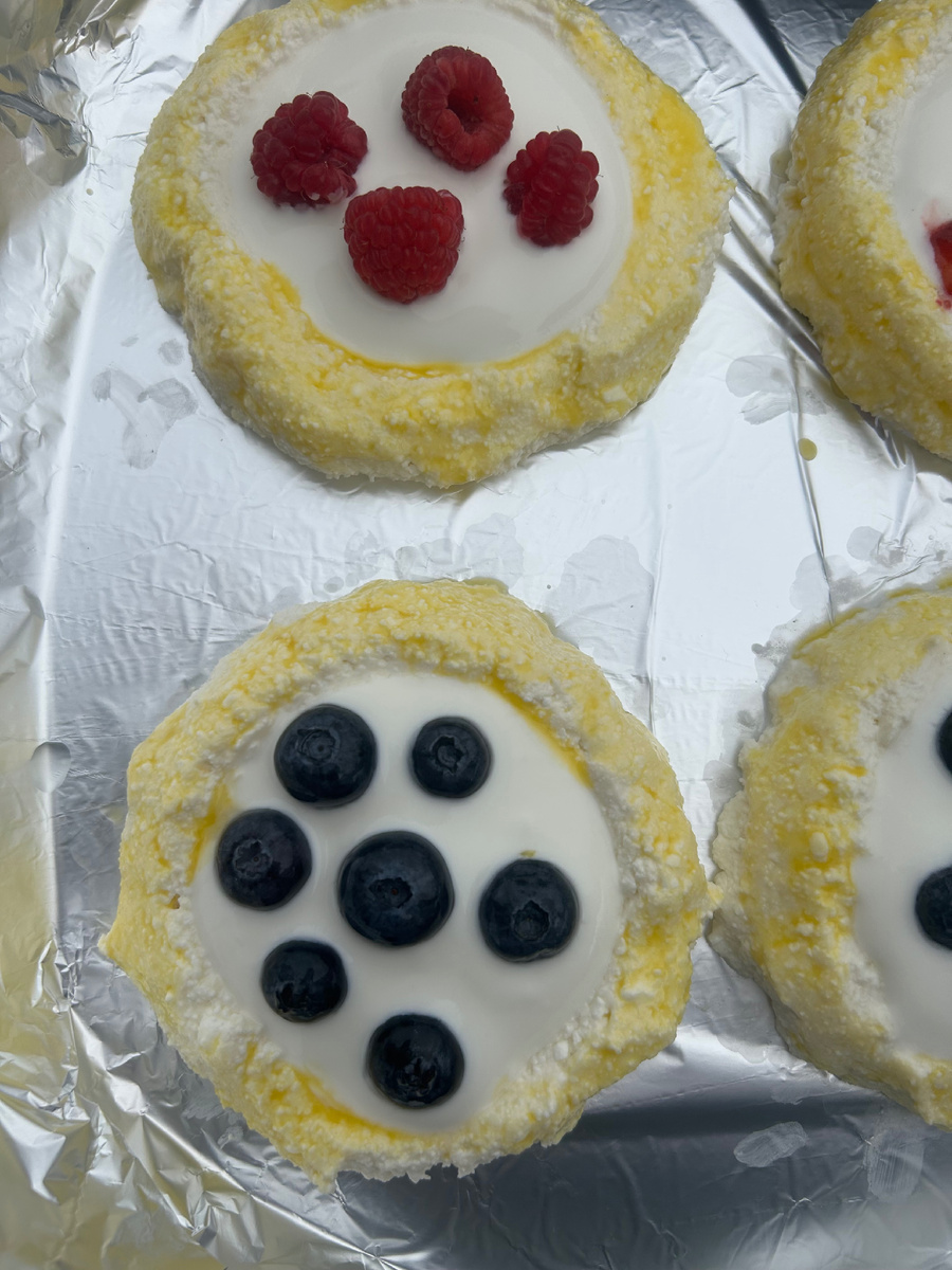 В качестве начинки выложила сметану,добавила ягоды и смазала желтком бортики. Далее отправила выпекаться  в предварительно разогретую духовку на 20 минут при температуре 180 градусов.