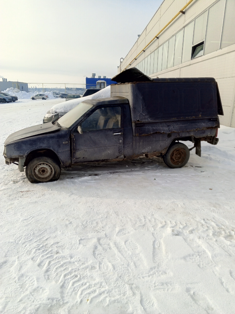 Как-то я работая дворником обходил территорию автосалона в декабре 2023 г, я увидел замученное чудо.Иж 2717 с москвическим мотором. Не знаю как но я почувствовал  что этот металлолом хочет жить и подумал почему бы ему не помочь. Кто-то здал его за скидку, я обратился к руководству. И мне его продали за 2000 р . Металлолом оказывается имел документы и стоял на учёте, что не могло не радовать меня . Весной 2024 г в апреле я облазил всё моё приобретение и почувствовал ЛЮБОВЬ К ЭТОЙ МАШИНЕ..Мои сотрудники все как один сказали что у меня нет мозгов такое не восстановить.. Приняла мой выбор как не странно моя Жена спасибо ей и помогала как могла.