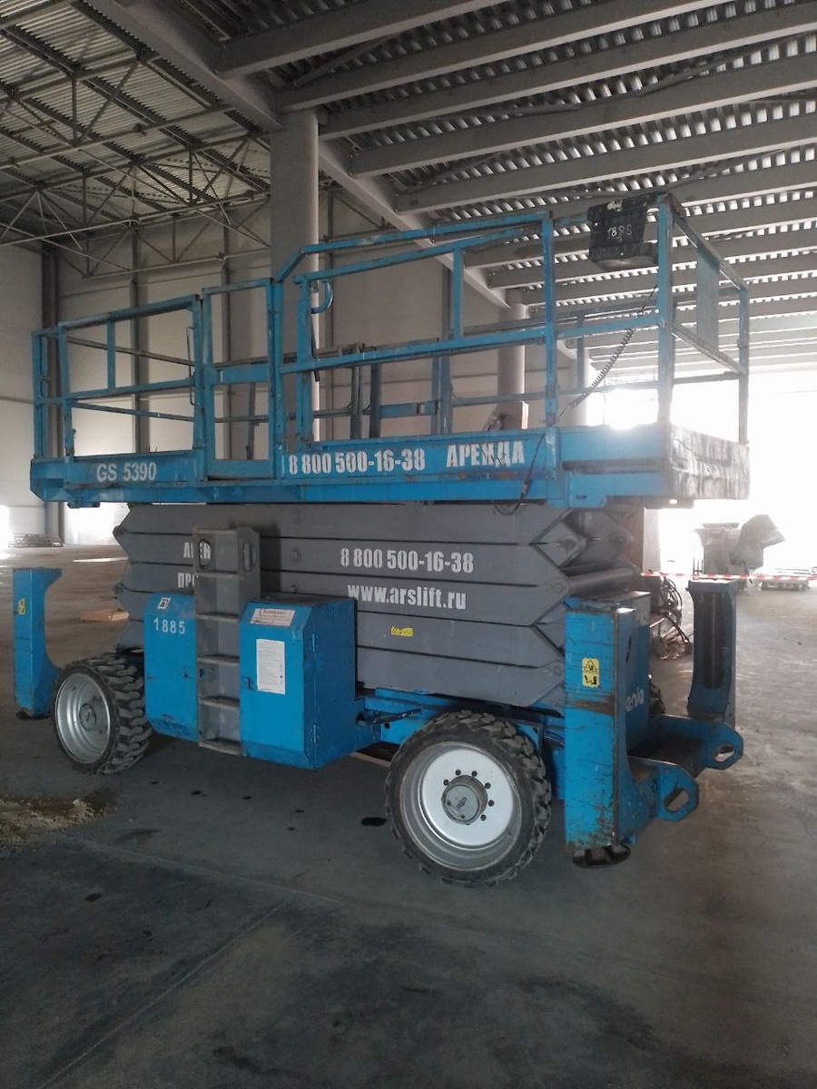 Подъемник с течью гидравлического масла с рапределительного блока.