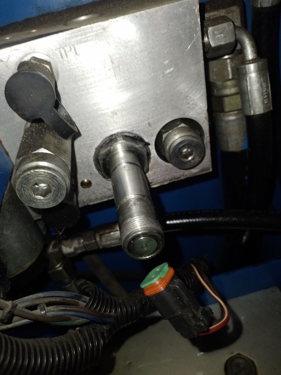 Клапан без катушек, видно что выдавило уплотнителльное кольцо.