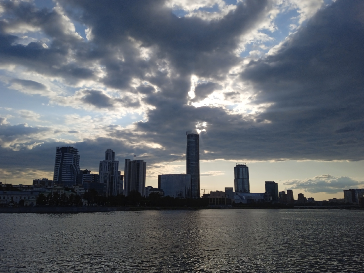 Вид на Набережную, где жил и работал Борис Ельцин. Фото: канал Мир глазами курьера