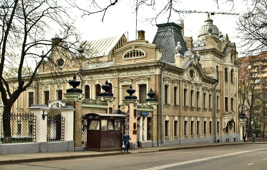 Дом, где в 1925–1948 годах находился кольцовский Институт экспериментальной биологии. Этот дом стоит в самом начале улицы Воронцово Поле, и его прекрасно видно с того места, где Покровский бульвар переходит в Яузский (хотя здесь ракурс взят с другой стороны). Фото: Wikimedia Commons