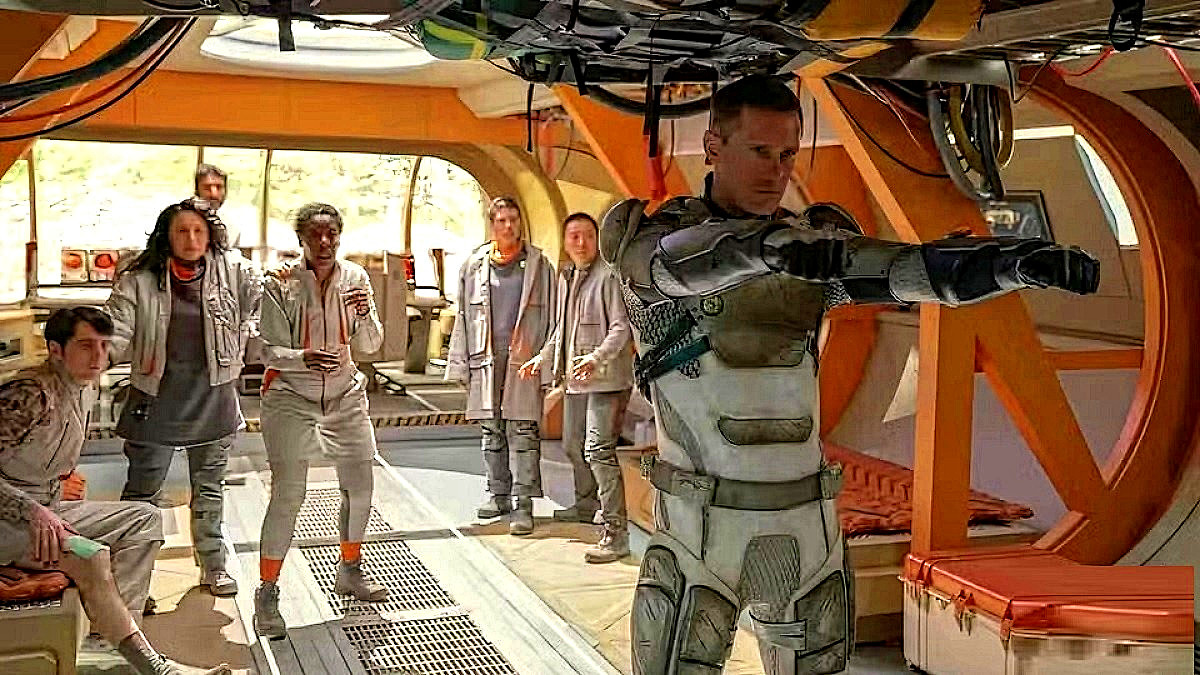 Чем ещё хороши сегодняшние роботы-пылесосы - они никогда не пугают вас такими вот странными позами. 