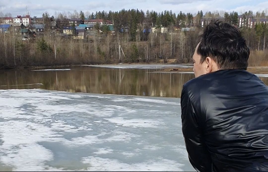 Муж вглядывается в красоты родного города